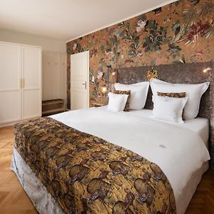 Großes Zimmer mit Kingsize-Bett